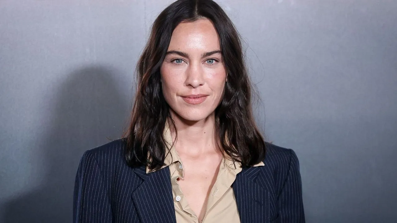 אלכסה צ'ונג על רקע אפור' loading='lazy' title=