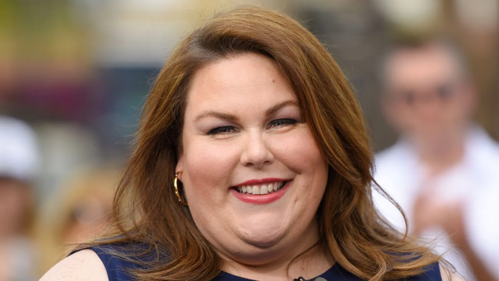 Chrissy Metz em um fundo neutro' loading='lazy' title=