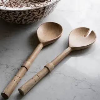 Vrúbkované šalátové servery z dubového dreva
