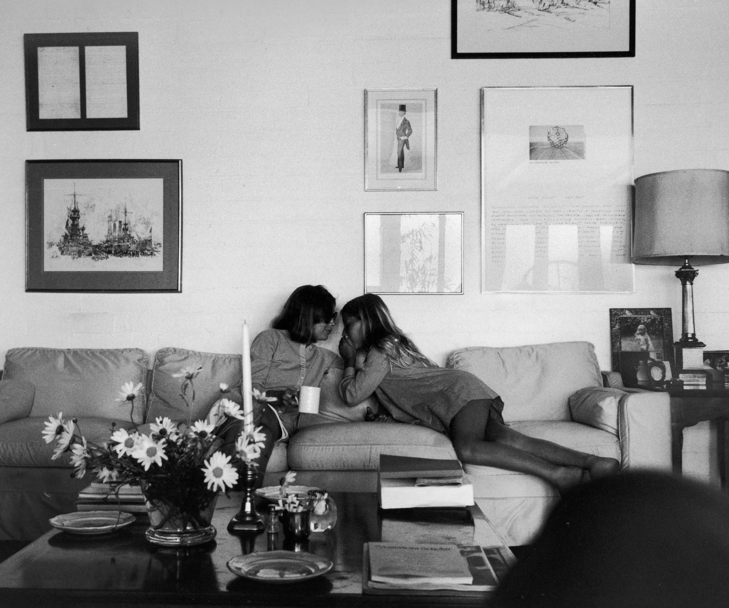 Joan Didion & hija en casa' loading='lazy' title=