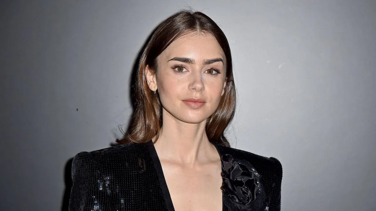 lily collins på en grå bakgrunn' loading='lazy' title=