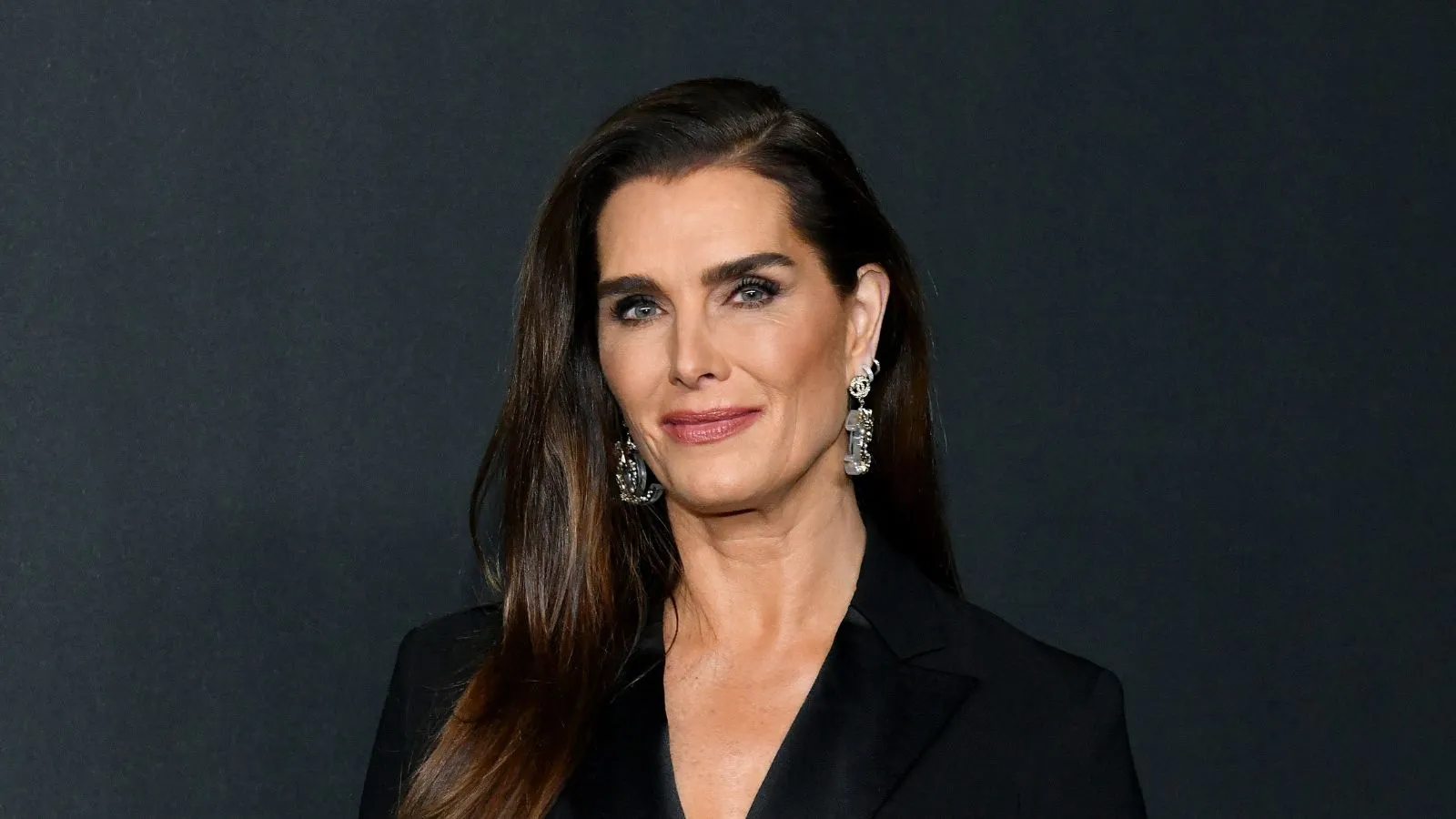 Brooke Shields em um fundo colorido de carvão' loading='lazy' title=