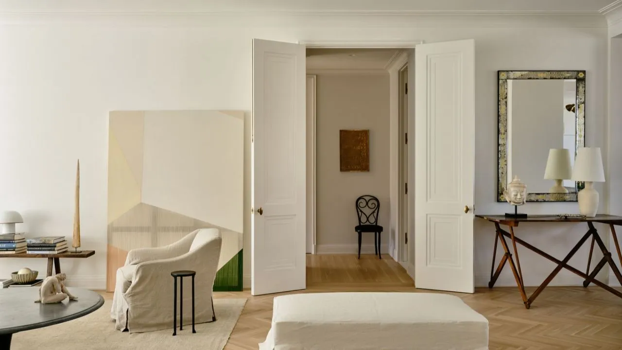 „To jak duże białe pudełko”: jak Este Haim zamieniła surowy, minimalistyczny dom w mistrzowski kurs z tekstur, obiektów i akcesoriów