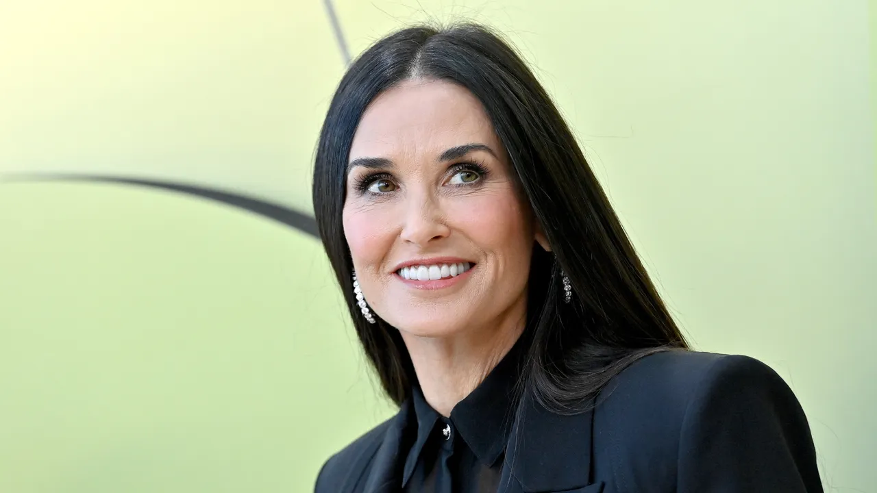 버락 오바마와 미셸 오바마의 2004년 거실은 간과된 공간을 높이는 잊혀진(그리고 비정통적인) 소파 트렌드를 제시합니다.