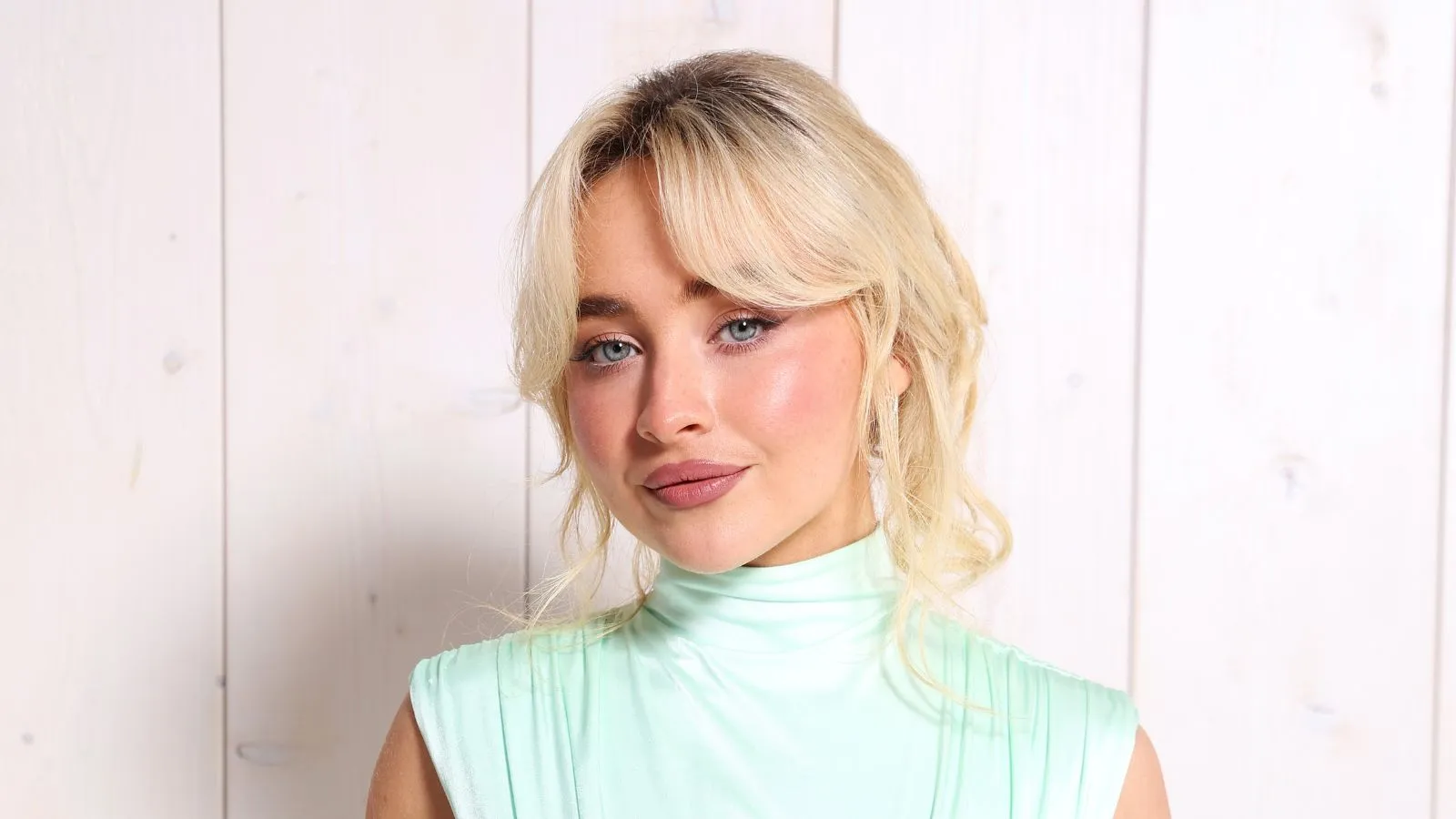 「ペントハウスにあなたを招待するなんて、とても現実的じゃない」サブリナ・カーペンターの「ショート・アンド・スウィート」バックステージ・ツアーはキッチュで70年代風のディテールが満載で、私たちが憧れる