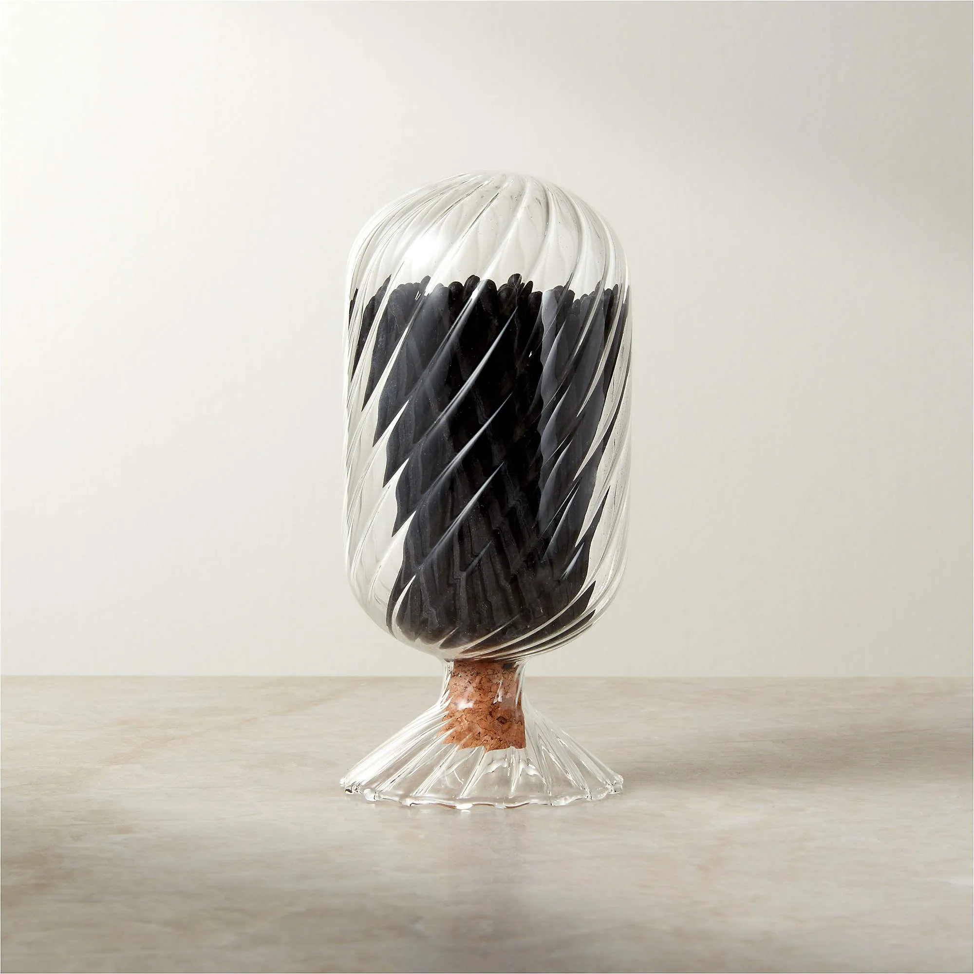 Cloche en verre nervuré remplie d'allumettes noires' loading='lazy' title=