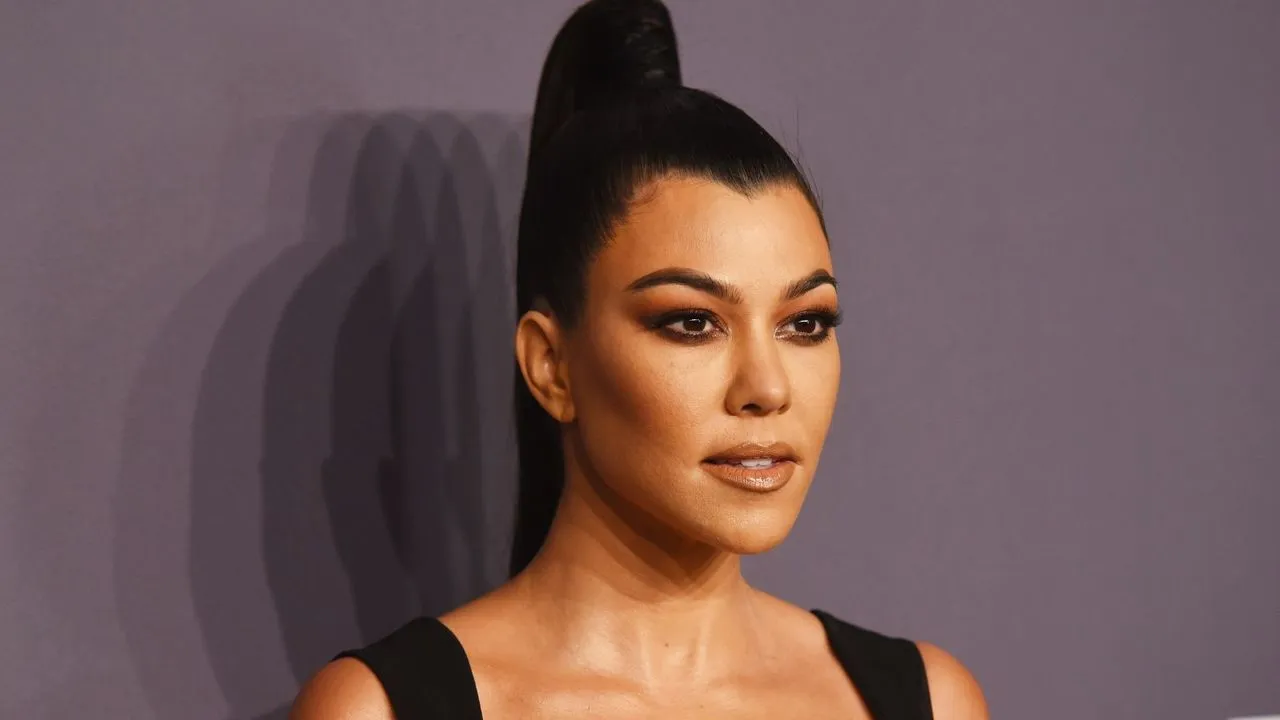 kourtney kardashian na šedém pozadí' loading='lazy' title=