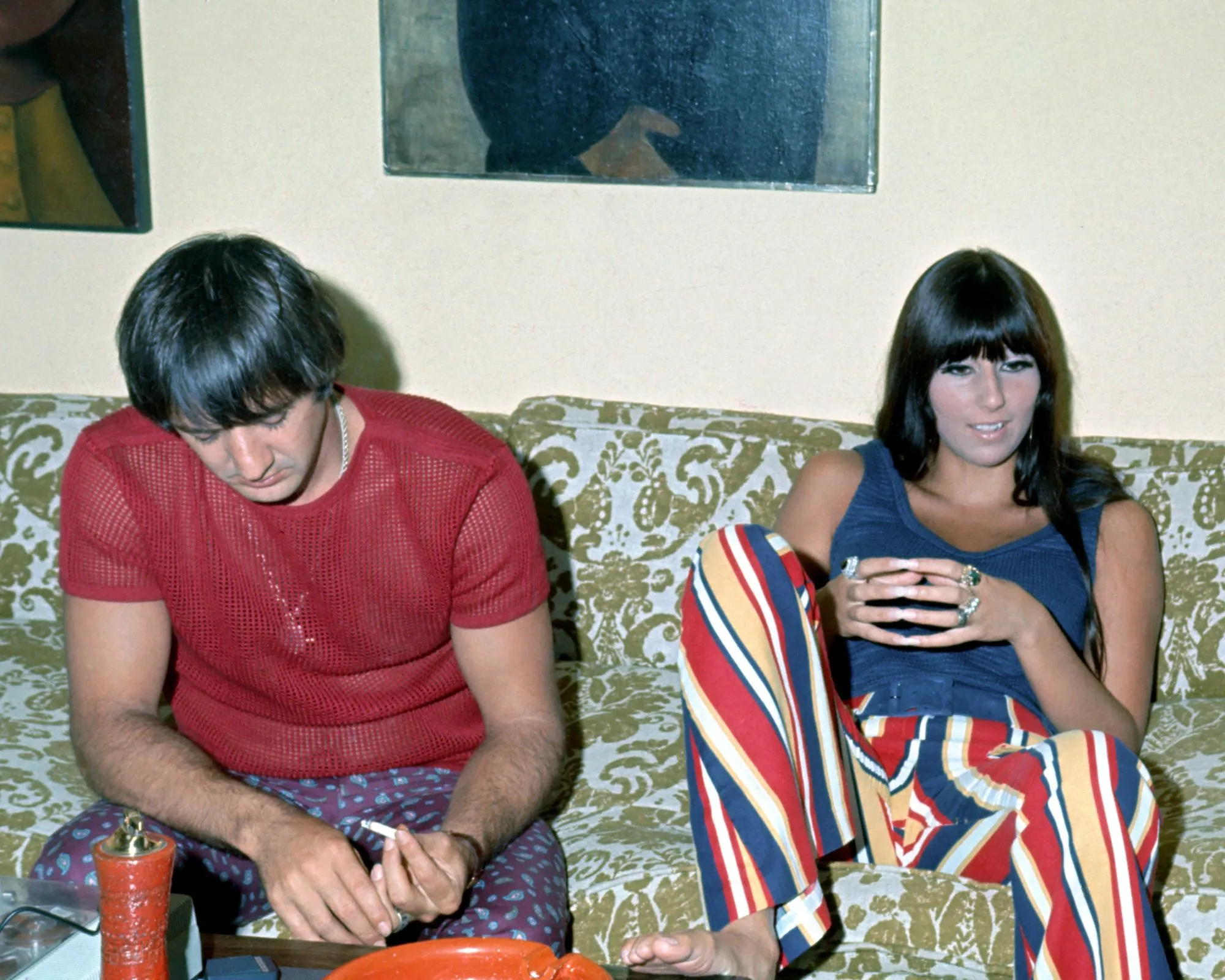 cher a syn na jejich zelené a modré pohovce' loading='lazy' title=