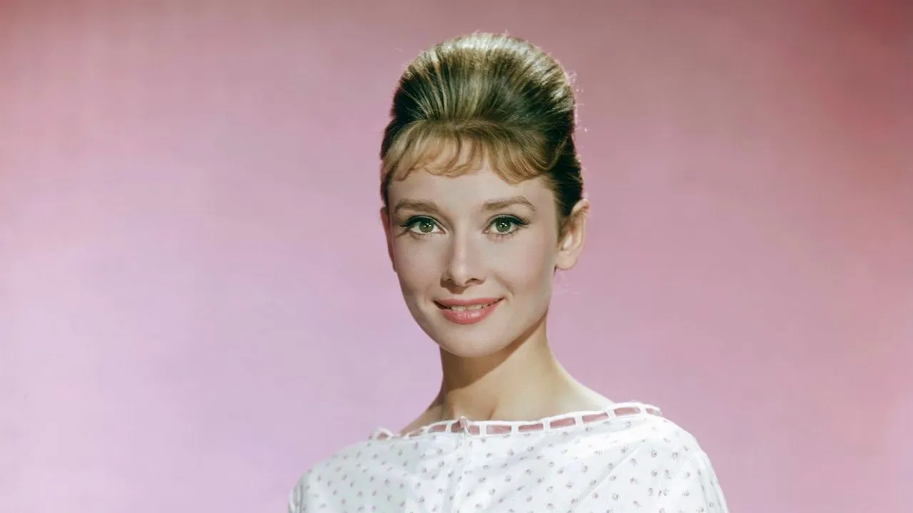 audrey hepburn em um fundo rosa' loading='lazy' title=