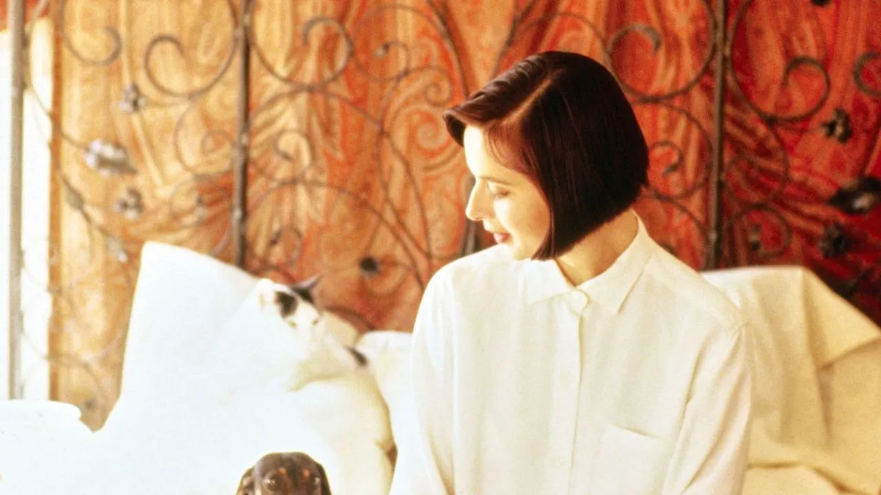 침대 위의 이사벨라 로셀리니' loading='lazy' title=