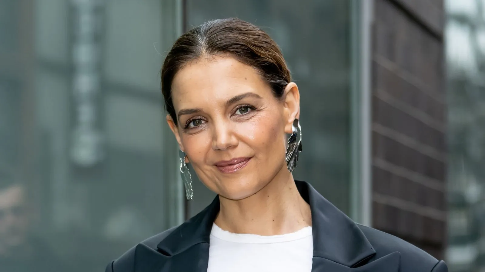 Žádný strom, žádný problém – slavnostní, trendová viněta Katie Holmes je nejlepším trikem, který šetří místo pro vánoční výzdobu v malém prostoru