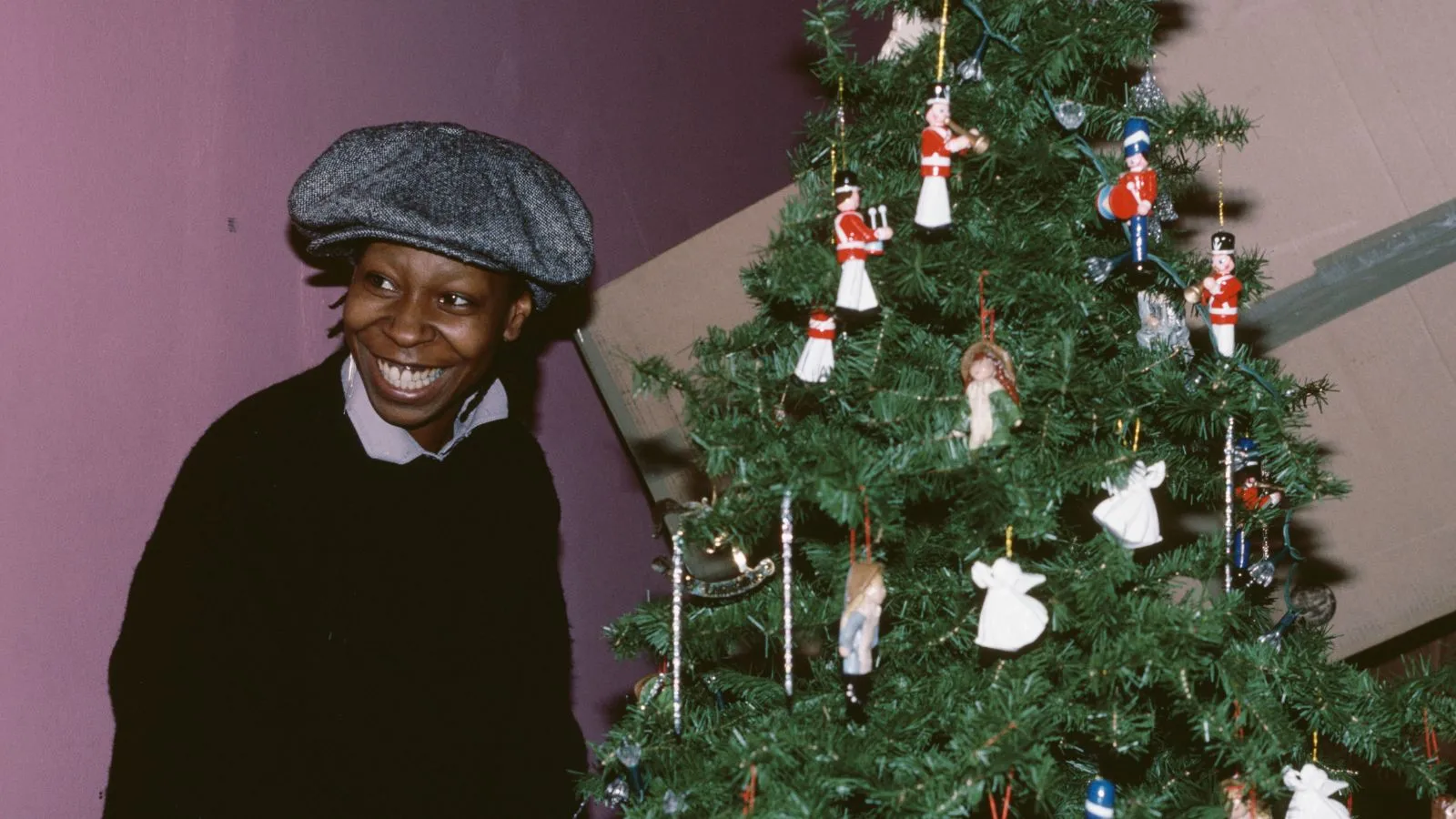whoopi goldberg og hendes juletræ fra 1983' loading='lazy' title=