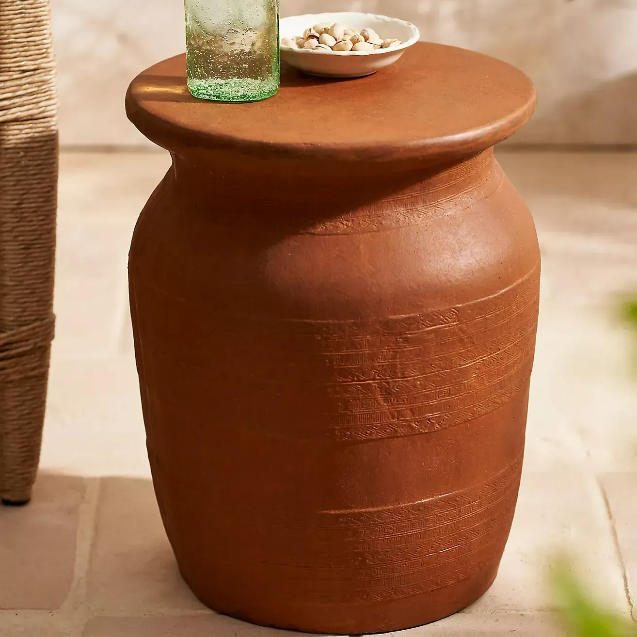 Tavolino in pietra colata in terracotta' loading='lazy' title=