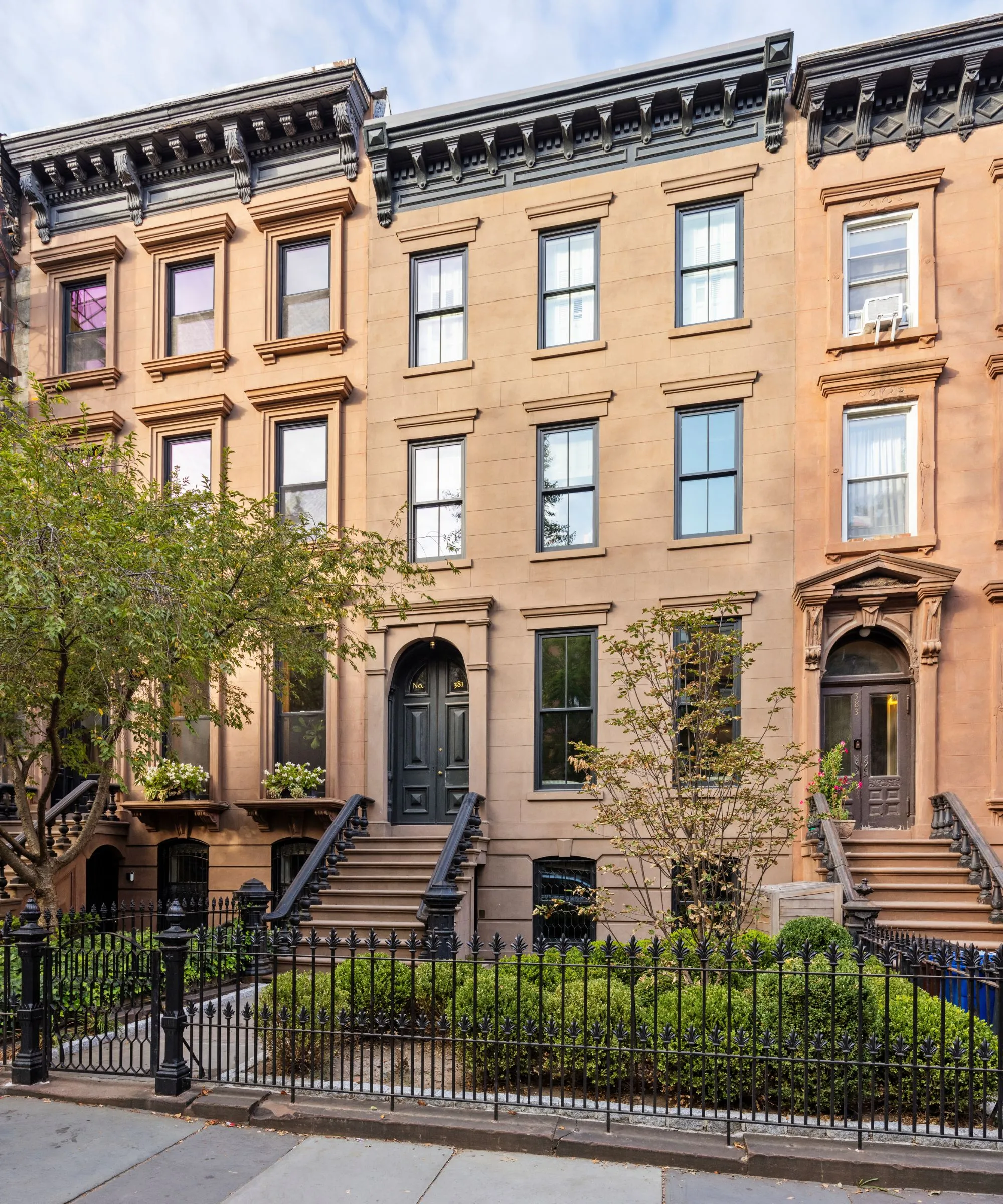 Lily Allen og David Harbours hjem eksteriør' loading='lazy' title=