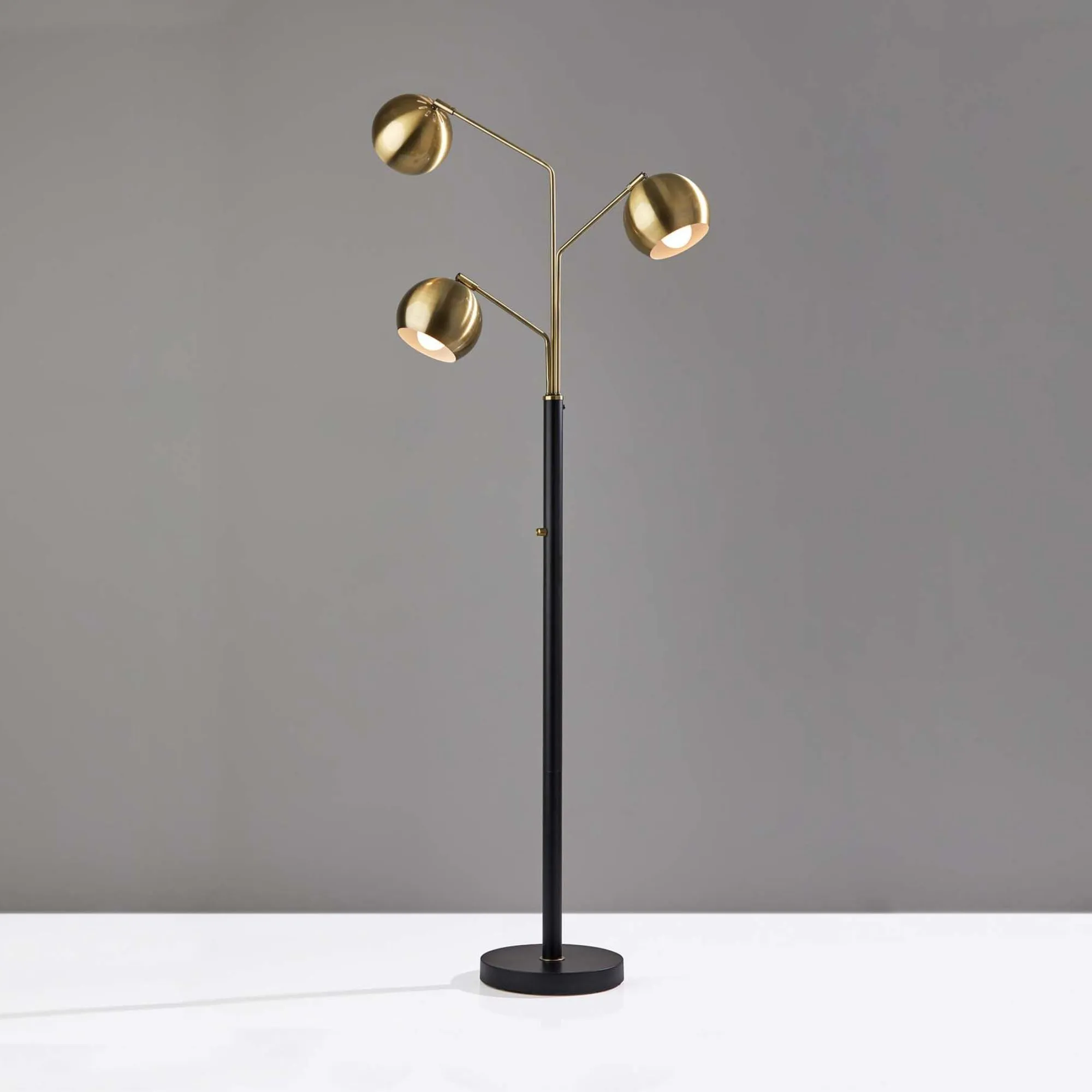 Lampadaire noir à ampoules triple tête en laiton' loading='lazy' title=