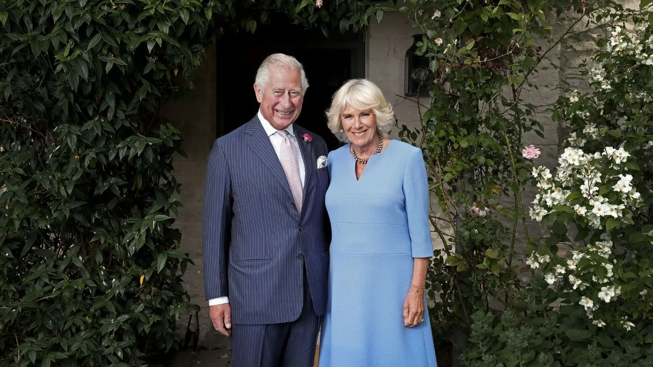 Le roi Charles et Camilla devant leur domicile au Pays de Galles' loading='lazy' title=