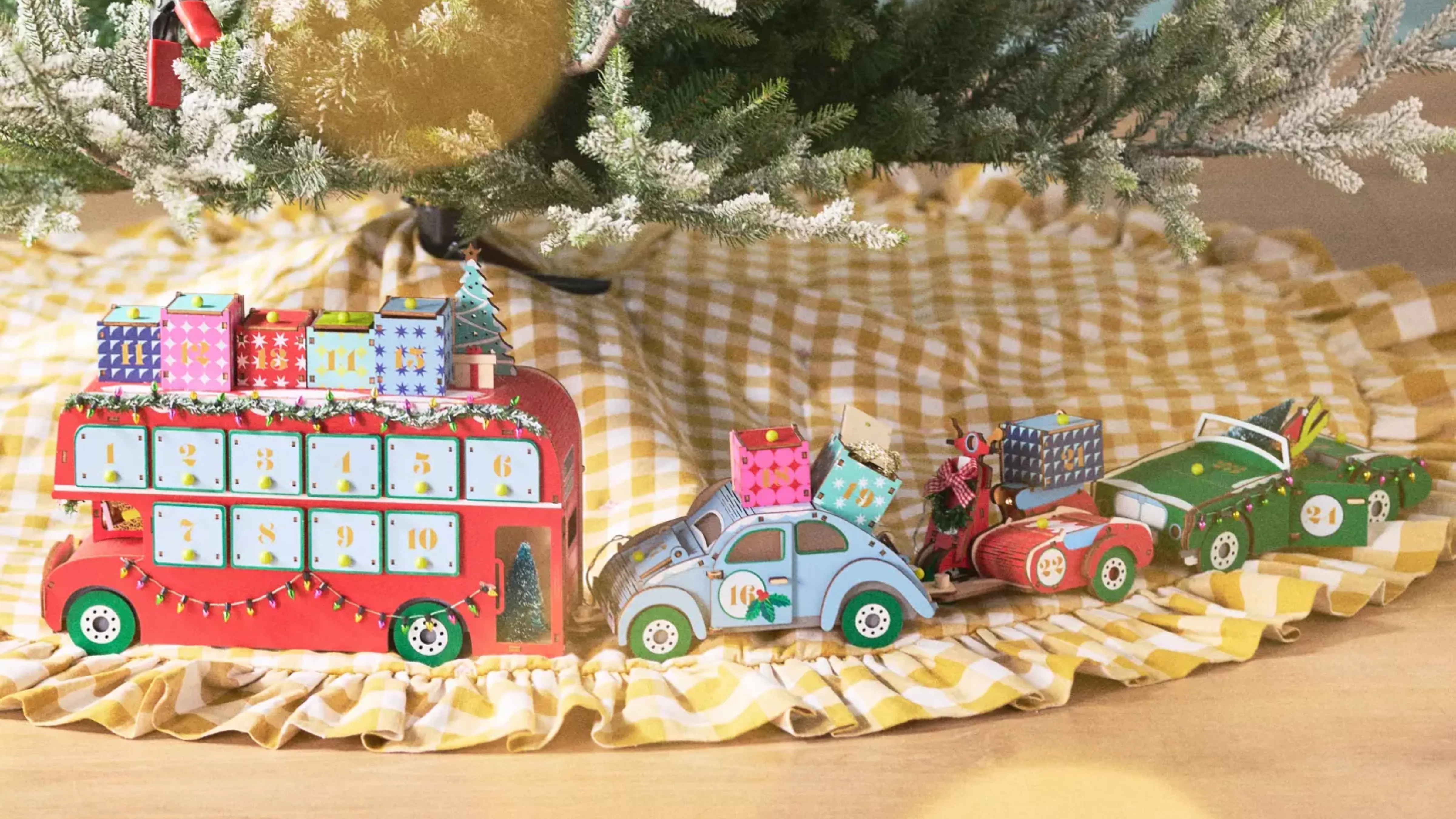 קולקציית חג 2025 של אנתרופולוגיה הכוללת חצאית עץ חג המולד אוקרת ג'ינגהם ופסלוני חג בסגנון רטרו' loading='lazy' title=