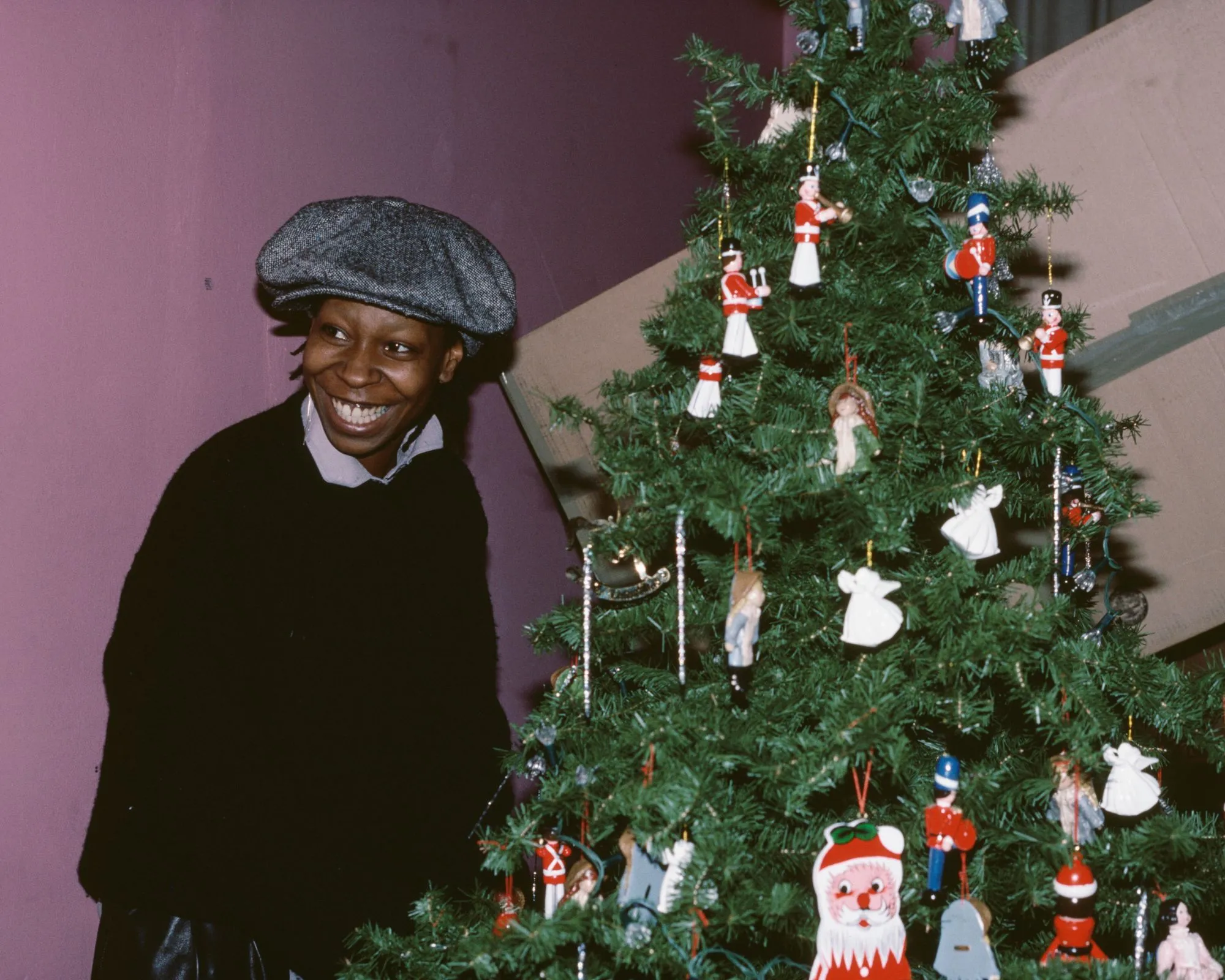 וופי גולדברג מקשטת את עץ חג המולד שלה' loading='lazy' title=