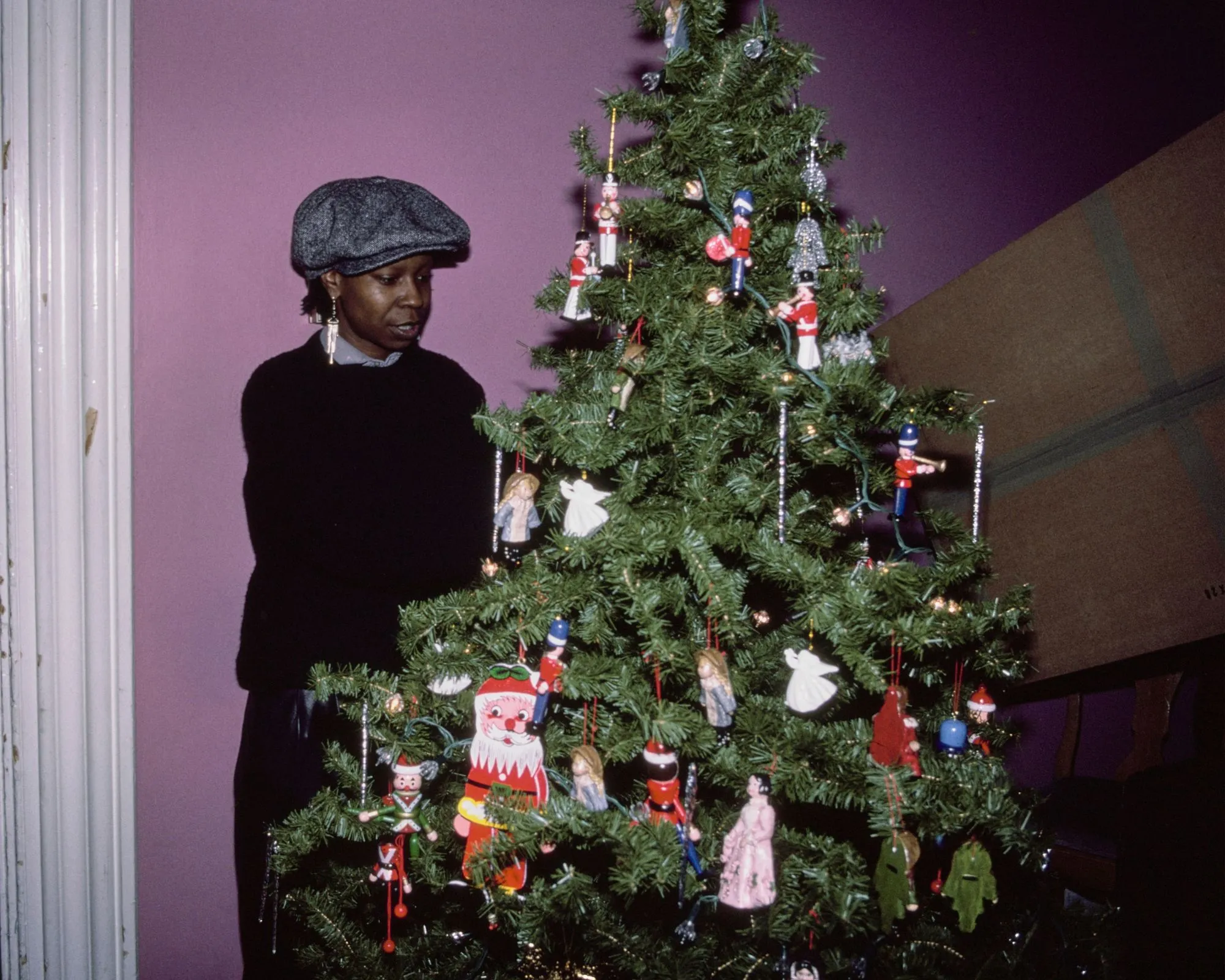 וופי גולדברג מקשטת את עץ חג המולד שלה' loading='lazy' title=