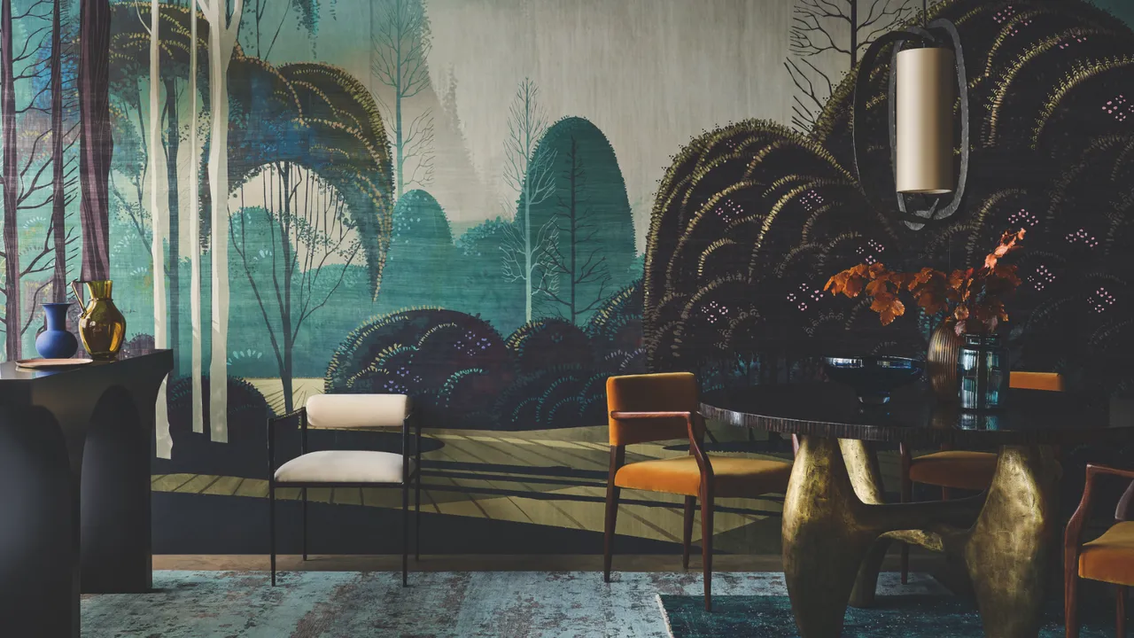 tmavý vchod se stolem a konzolou s velkou nástěnnou malbou' loading='lazy' title=