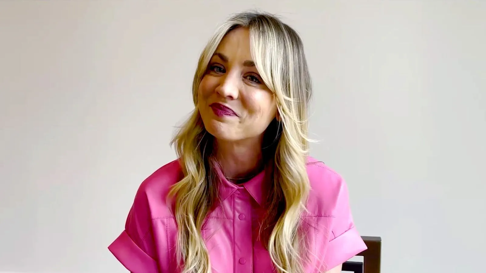 Kaley Cuoco på hvit bakgrunn iført rosa' loading='lazy' title=