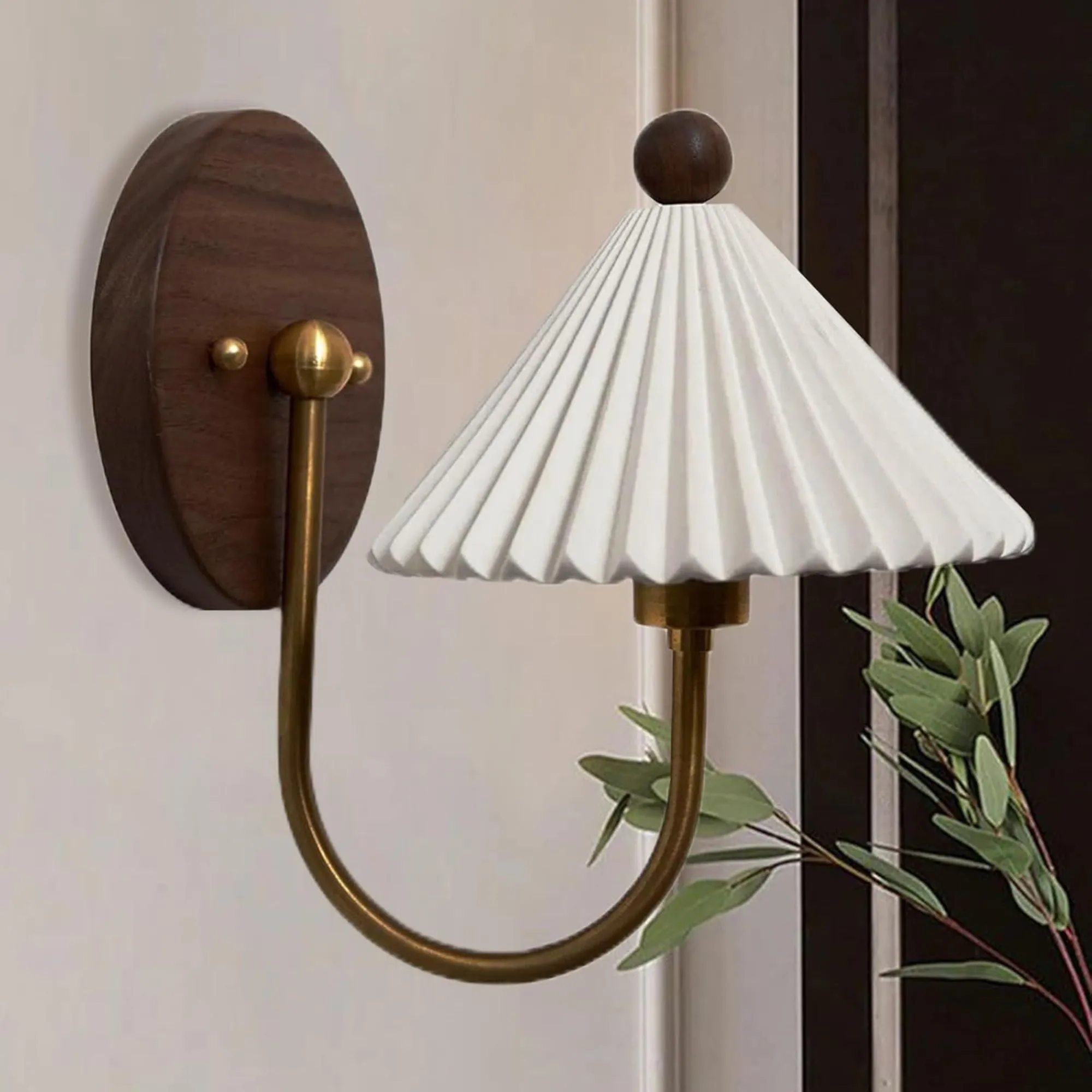 Børstet messingvegg Sconce med plissert stoffskygge' loading='lazy' title=