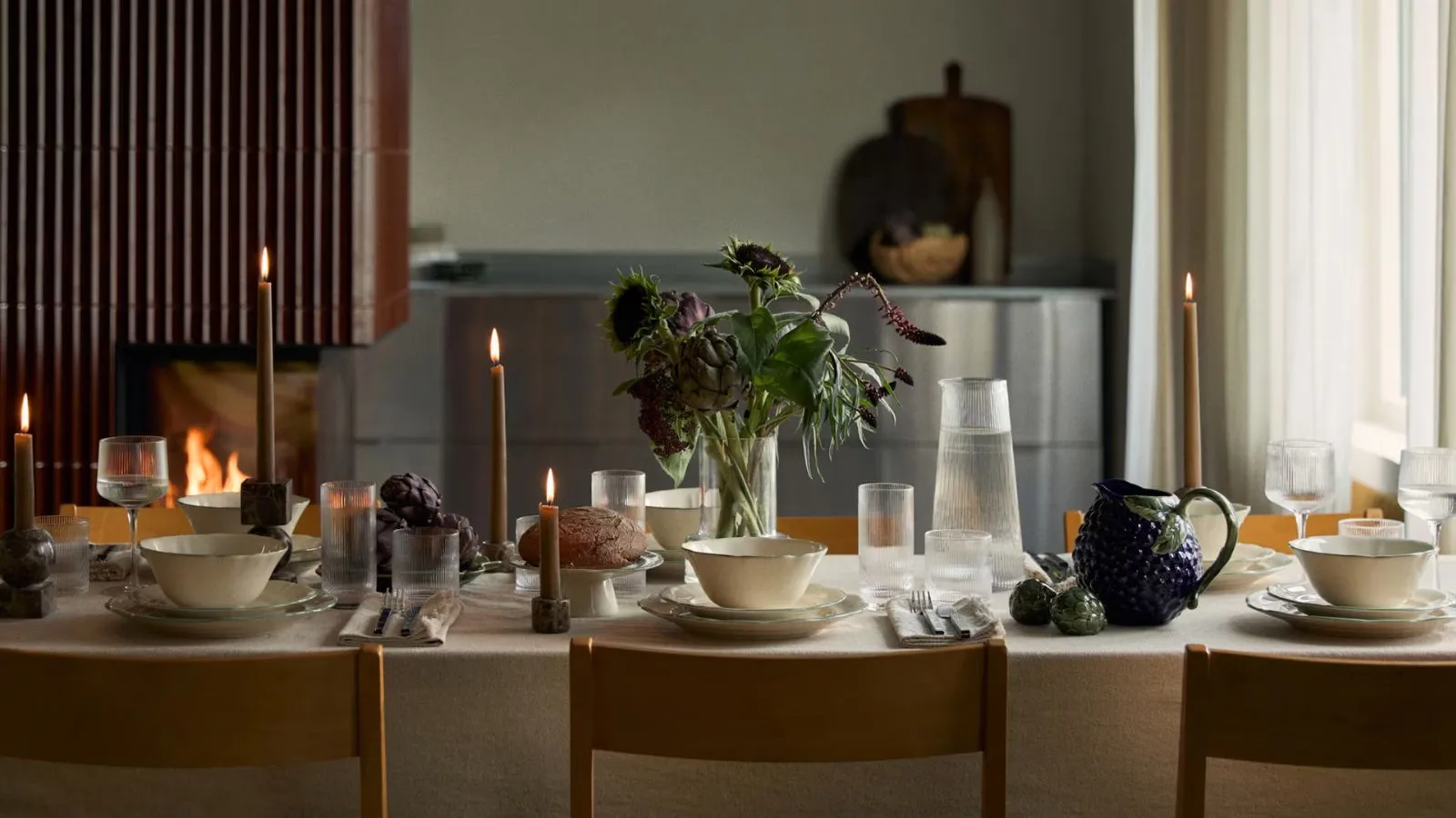 Høstdekning med hvit duk hvitt servise og serveringsskåler i form av druer og artisjokk' loading='lazy' title=