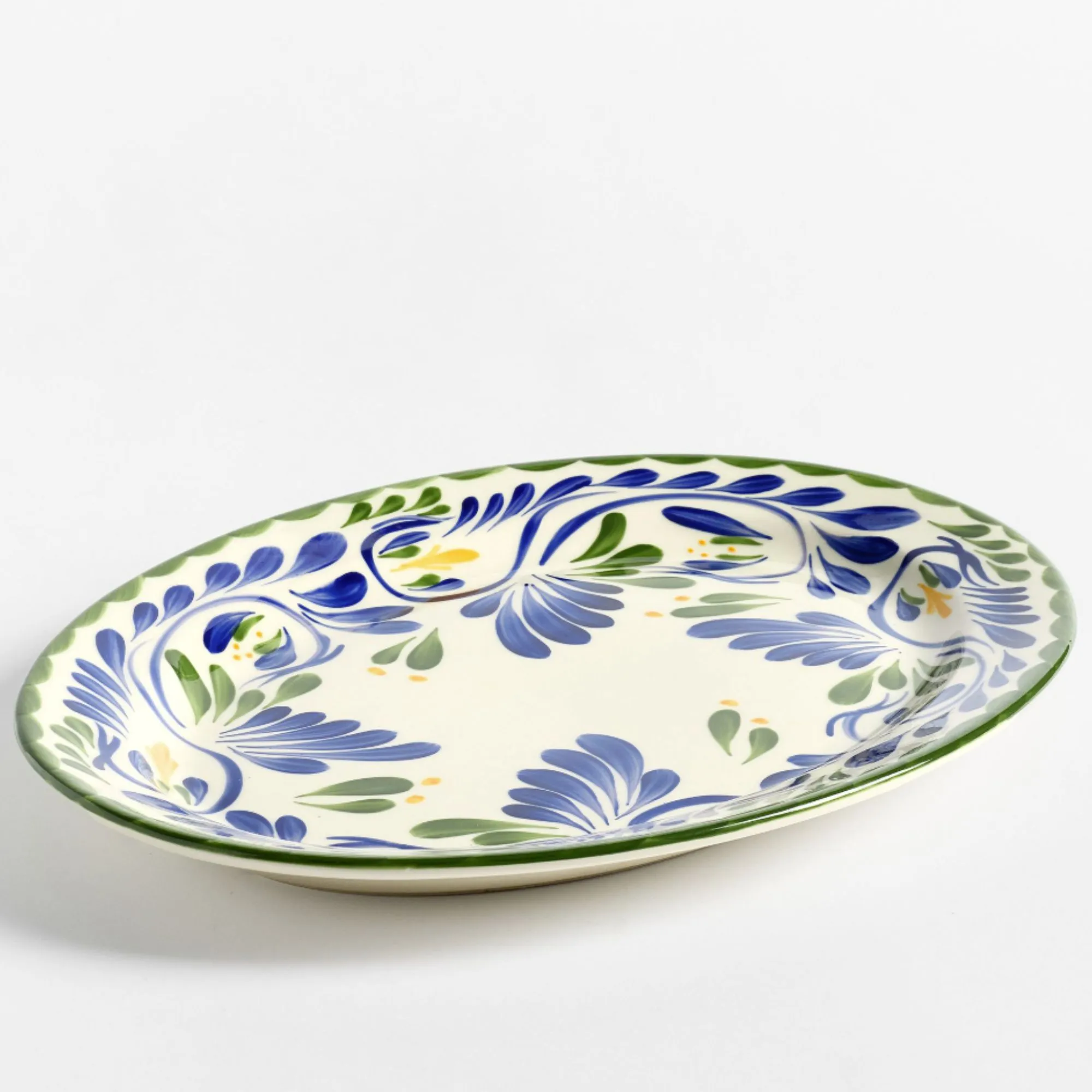 Blågrønt og hvitt serveringsfat i middelhavsstil' loading='lazy' title=