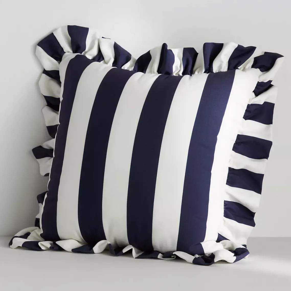 almohada de rayas azules y blancas con borde de volantes' loading='lazy' title=