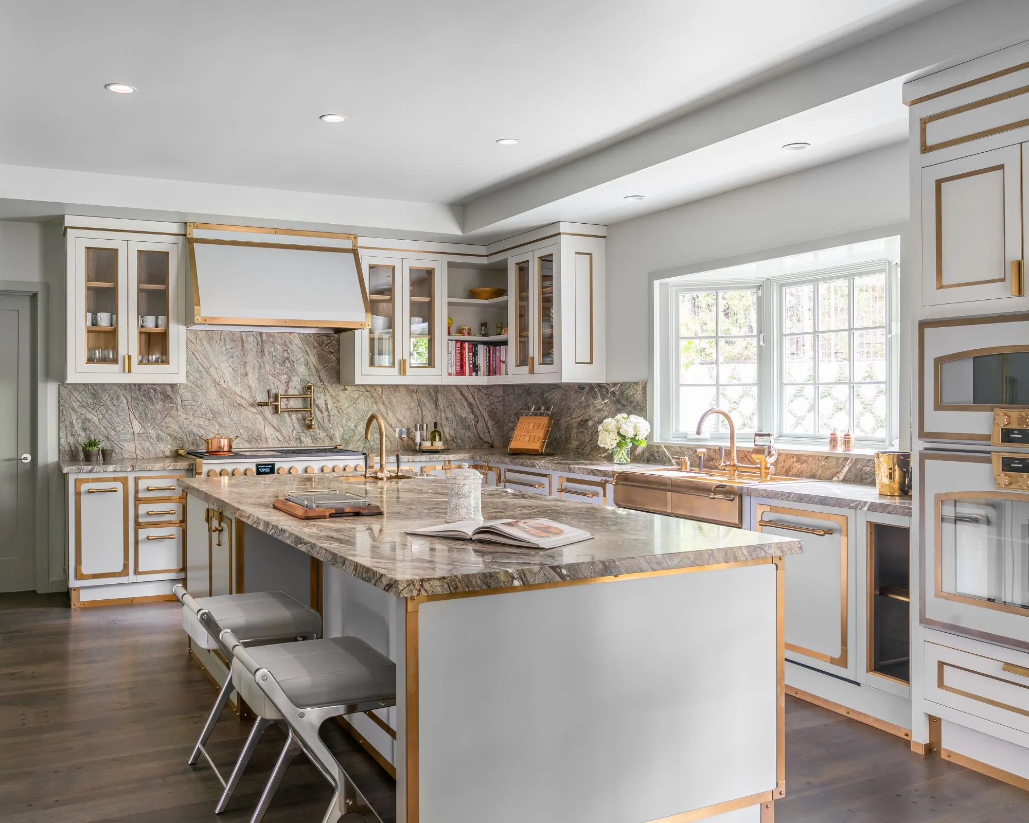 Cuisine moderne avec marbre et îlot de cuisine' loading='lazy' title=