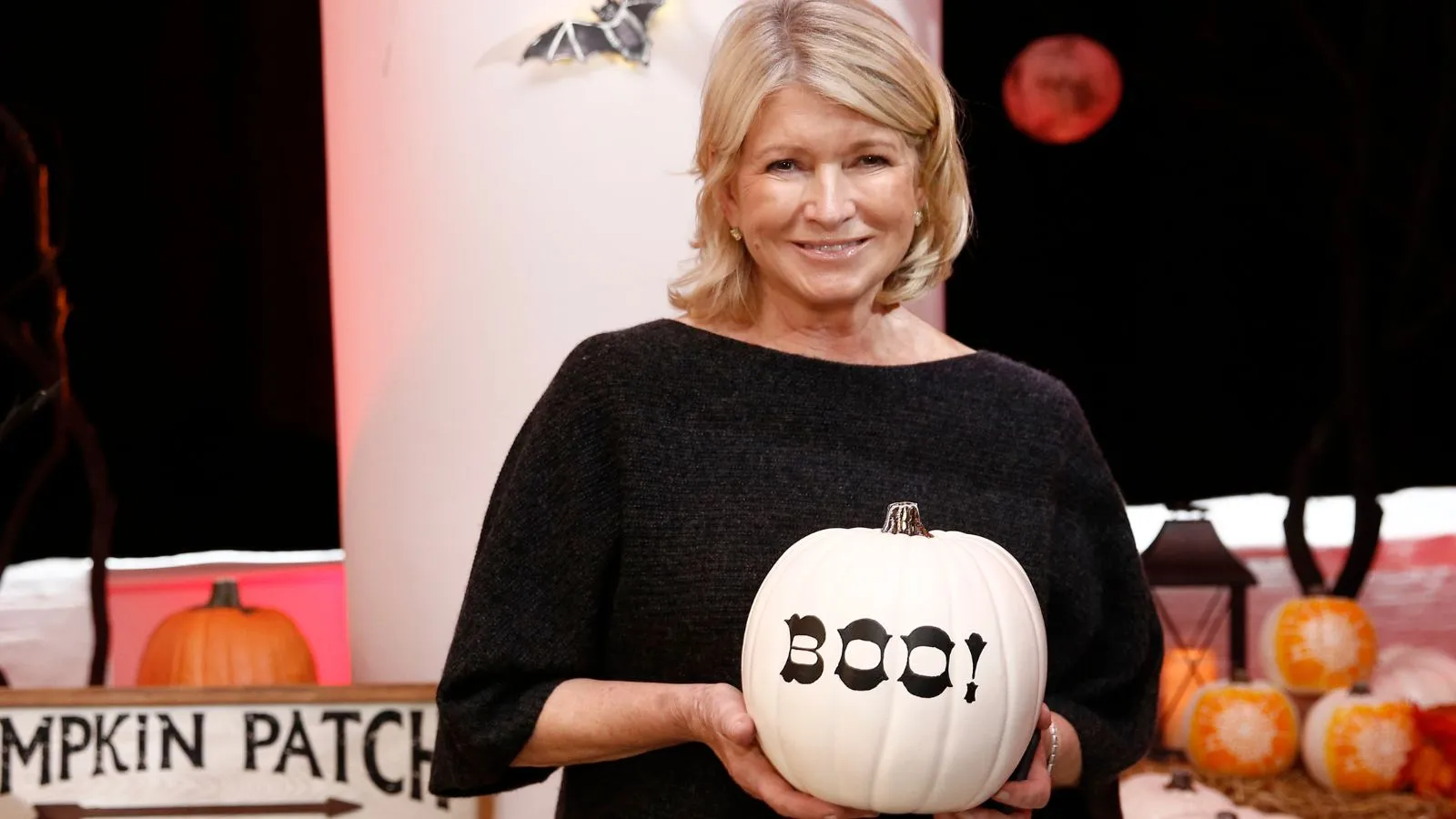 Martha Stewart em um fundo de abóboras' loading='lazy' title=