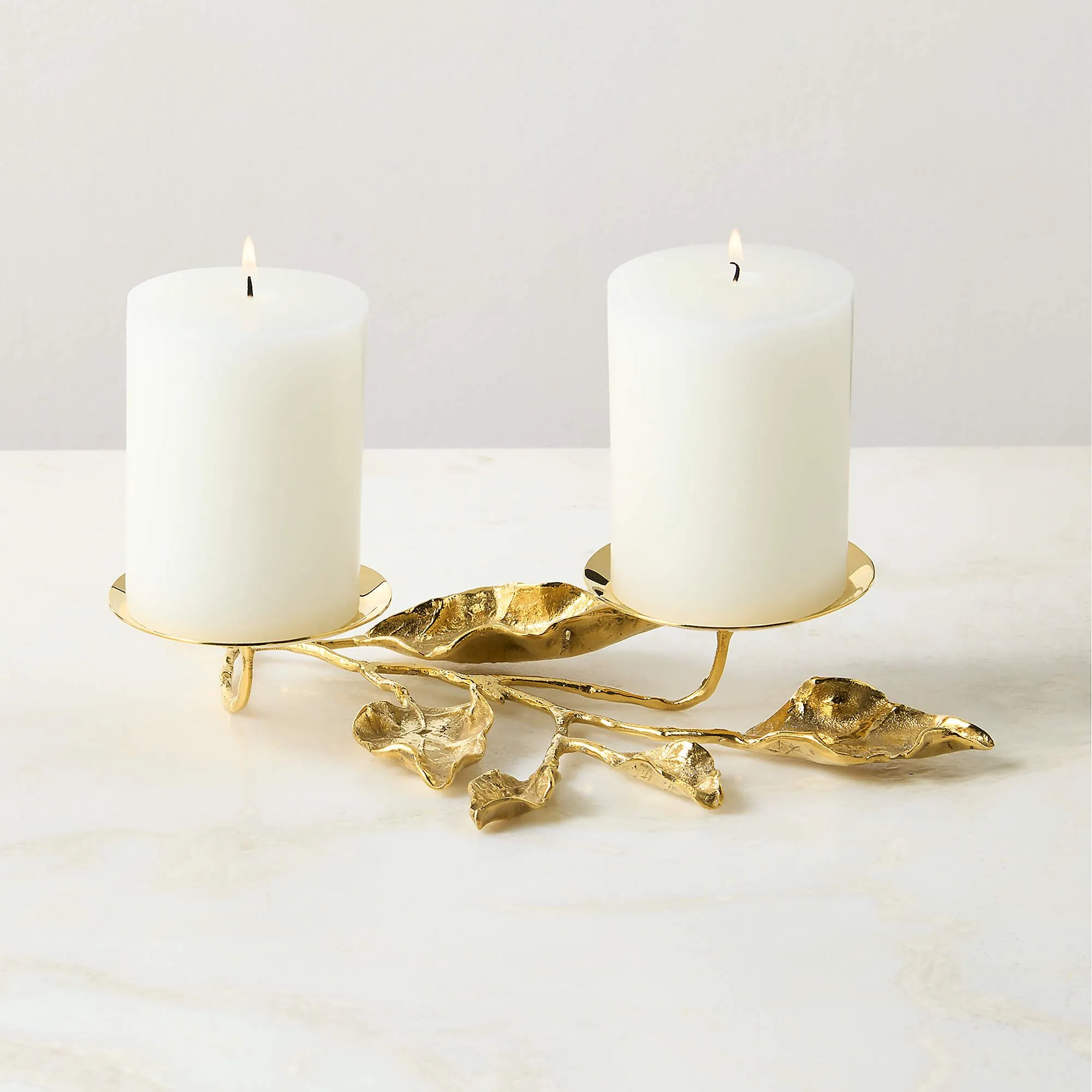 Złoty świecznik w kształcie kwiatka' loading='lazy' title=