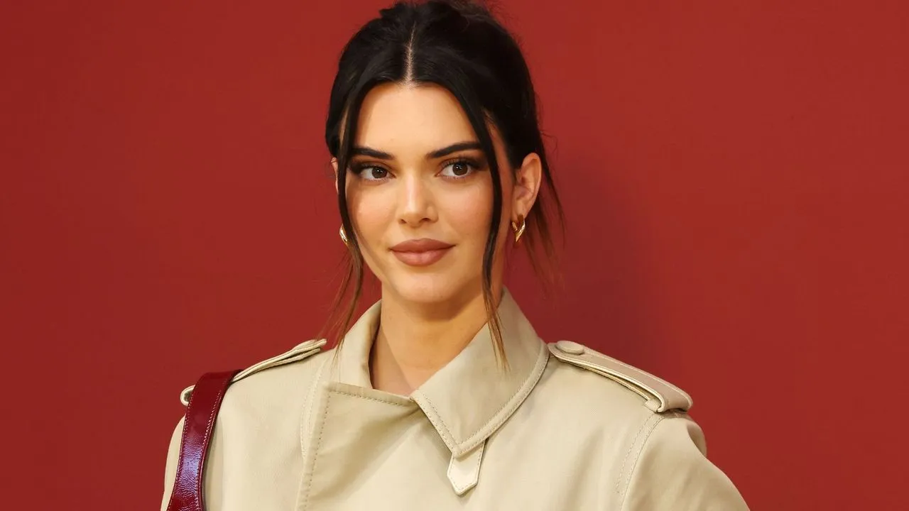 „Nie jestem typem dziewczyny o nagich kościach. Kocham kolor i kocham wzory” – mówi Kendall Jenner – Jak jej pełen kolorów i wzorów dom sygnalizuje nową erę wnętrz zorientowanych na osobowość i odejście od surowego minimalizmu