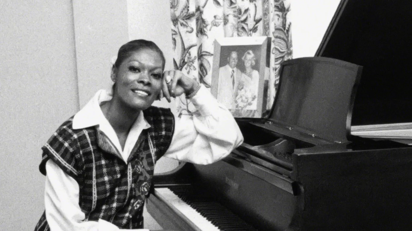 'Não se trata apenas de estética. Trata-se de adicionar alma às suas paredes' - Um detalhe de meados do século trouxe calor à sala de estar dos anos 80 de Joan Baez e está na moda novamente para 2026