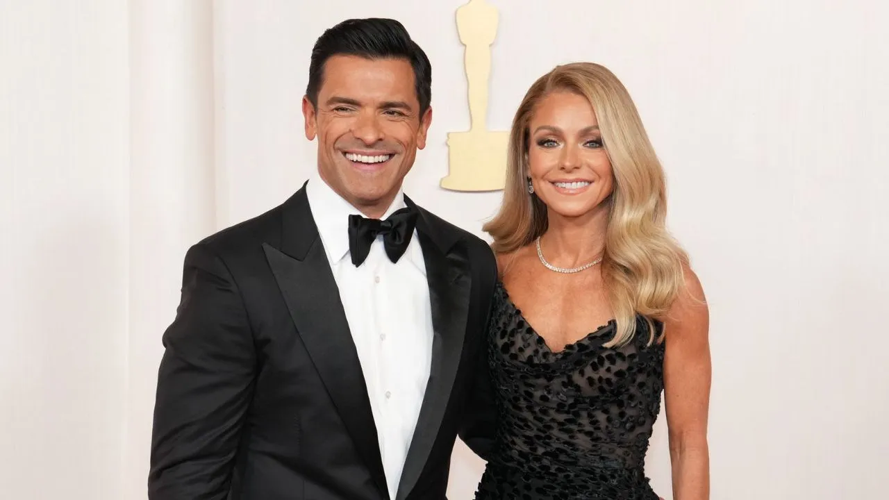 Kelly Ripa und Mark Consuelos auf weißem Hintergrund' loading='lazy' title=