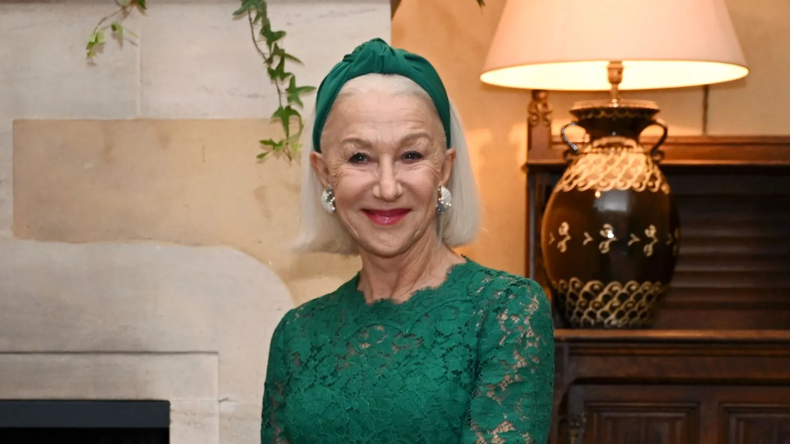 helen mirren en un fondo hogareño neutro' loading='lazy' title=