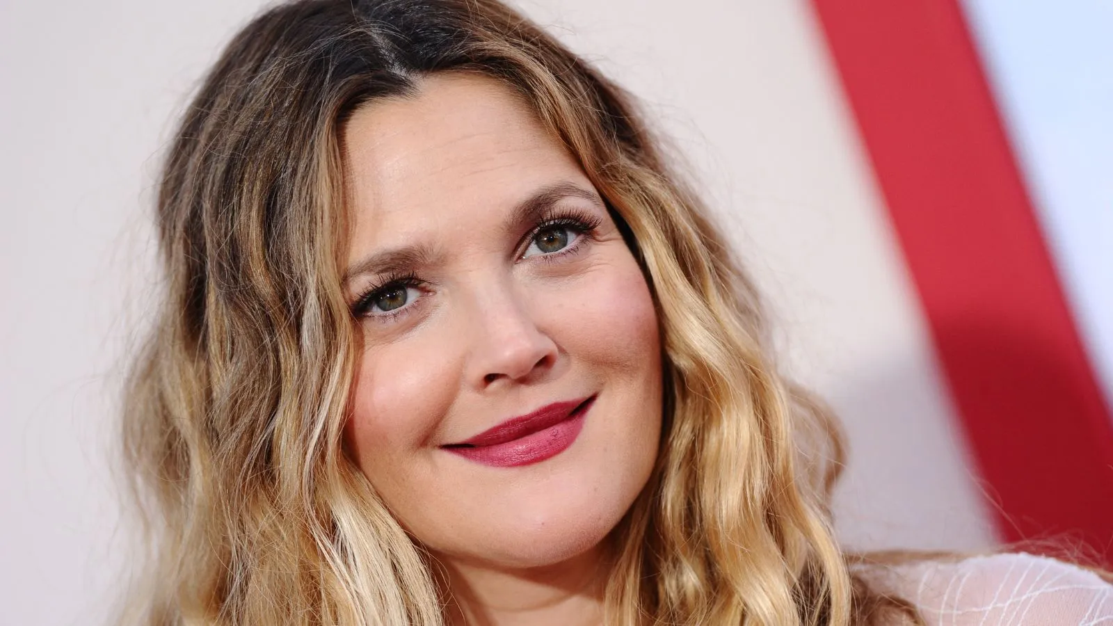Drew Barrymore otevřela bránu do dokonale retro ložnice svou nejnovější sbírkou Walmart a nabídla elegantní nábytek za méně než 210 $