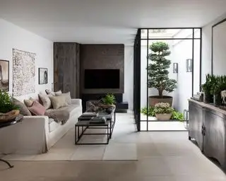 Salon beige avec murs blancs et accents en bois