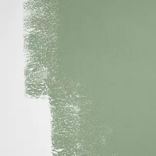 cozinha com parede verde menta e ilha metálica combinada com azulejos estampados e mesa e cadeiras brancas