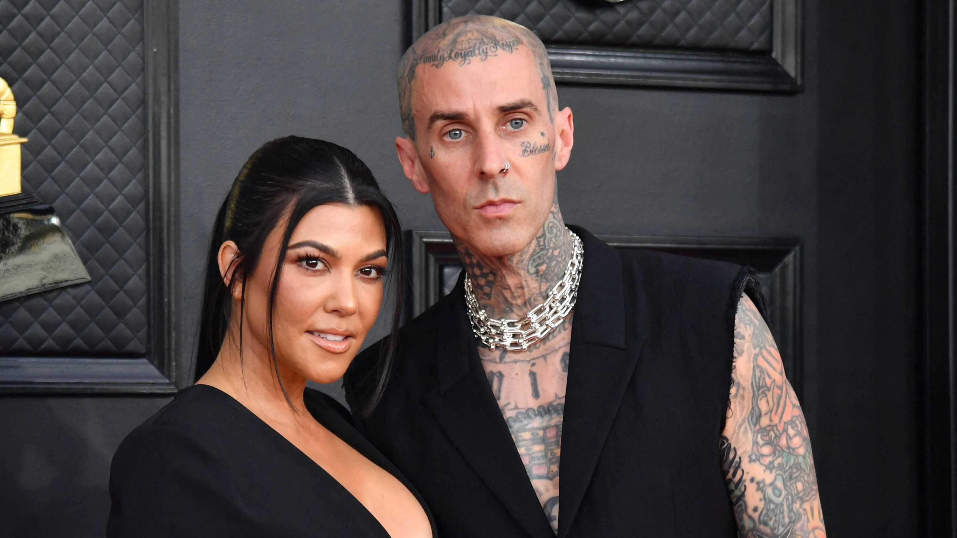 Kourtney Kardashian a Travis Barker v Grammys' loading='lazy' title=