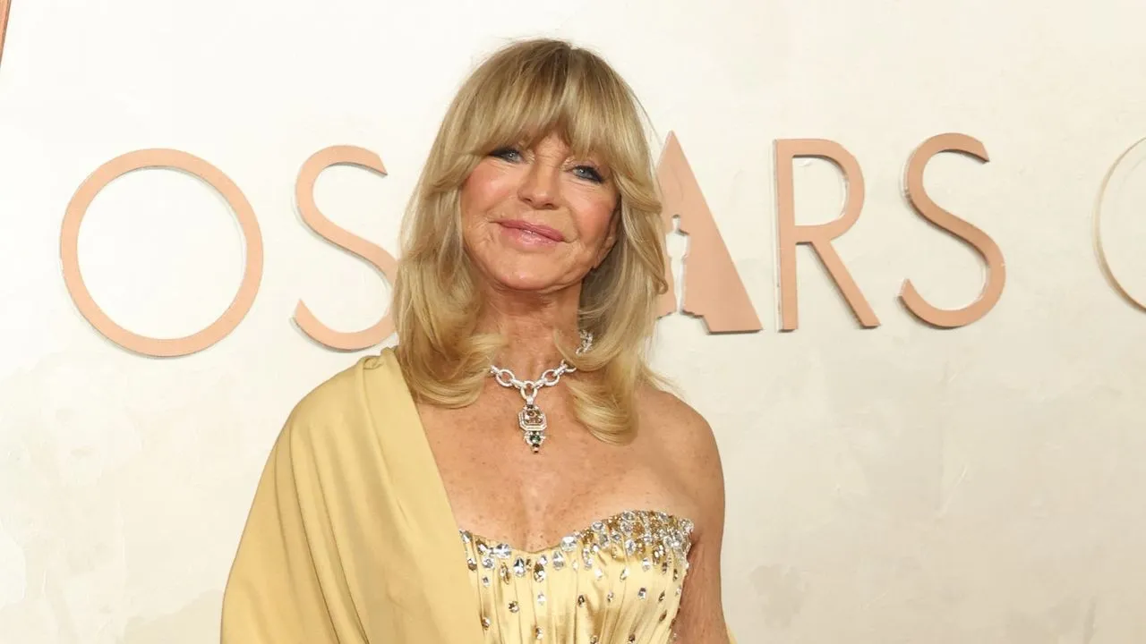 Die weißen Küchenschränke von Catherina Zeta-Jones waren bereits klassisch, aber die Hinzufügung von Goldbeschlägen sorgt dafür, dass sie nie aus der Mode kommen