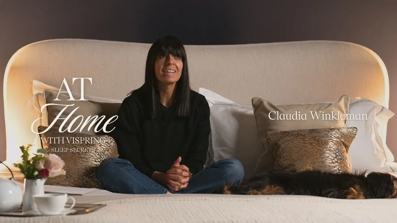 W domu z Vispring: Claudia Winkleman odkrywa sekrety swojego snu (z Skip the Dog) | Luksusowe łóżka – YouTube' loading='lazy' title=