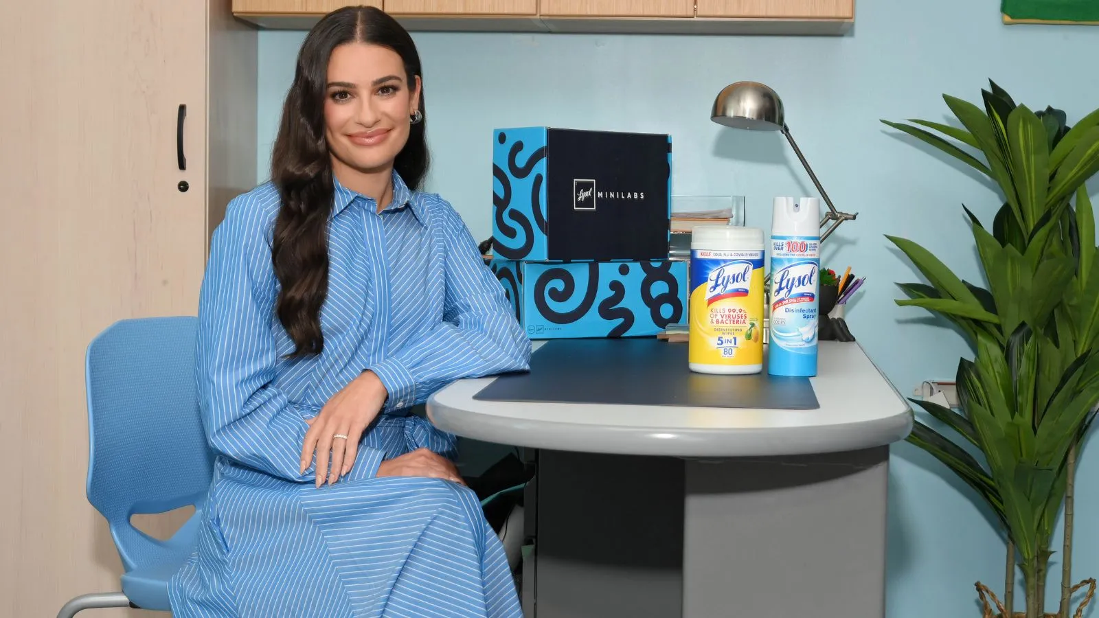 'Tenho sempre um lenço à mão e uso-o para tudo' - Christina Ricci explica o produto de limpeza de US$ 8 sem o qual ela não consegue viver