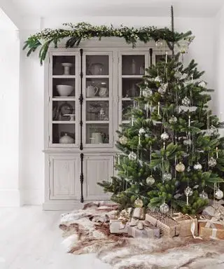 透明なガラスと銀のつまらないものと銀のストリーマーのクリスマス ツリー