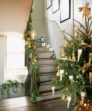 廊下と階段の手すりのクリスマス ツリーとガーランド