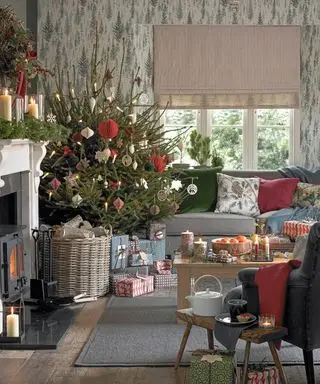 リビング ルームのクリスマス ツリーと下にプレゼント