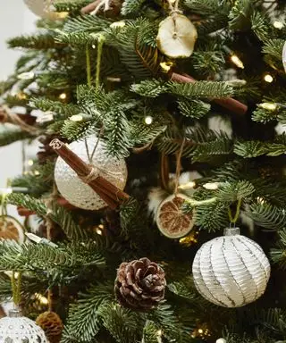 クリスマスツリーをより豊かに見せる方法 – クリスマスツリーの効果を高める10の簡単な方法
