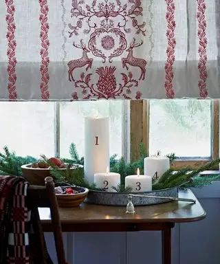 Weihnachtliche Fensterdekoration mit Rollo darüber