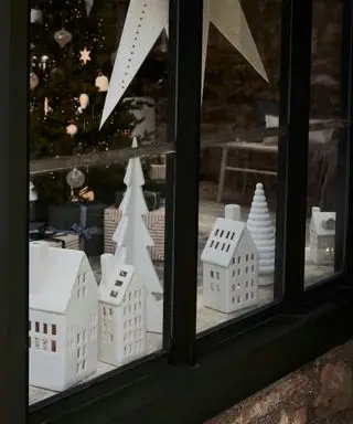 Weißes Haus und Baumschmuck
