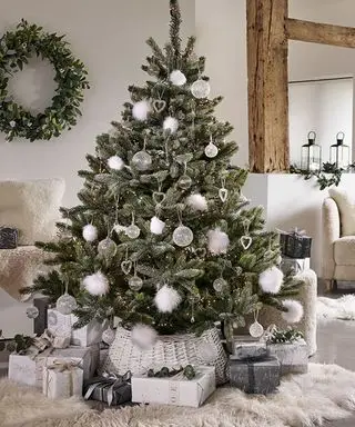 白いリビングルームのクリスマスツリースカートのアイデア